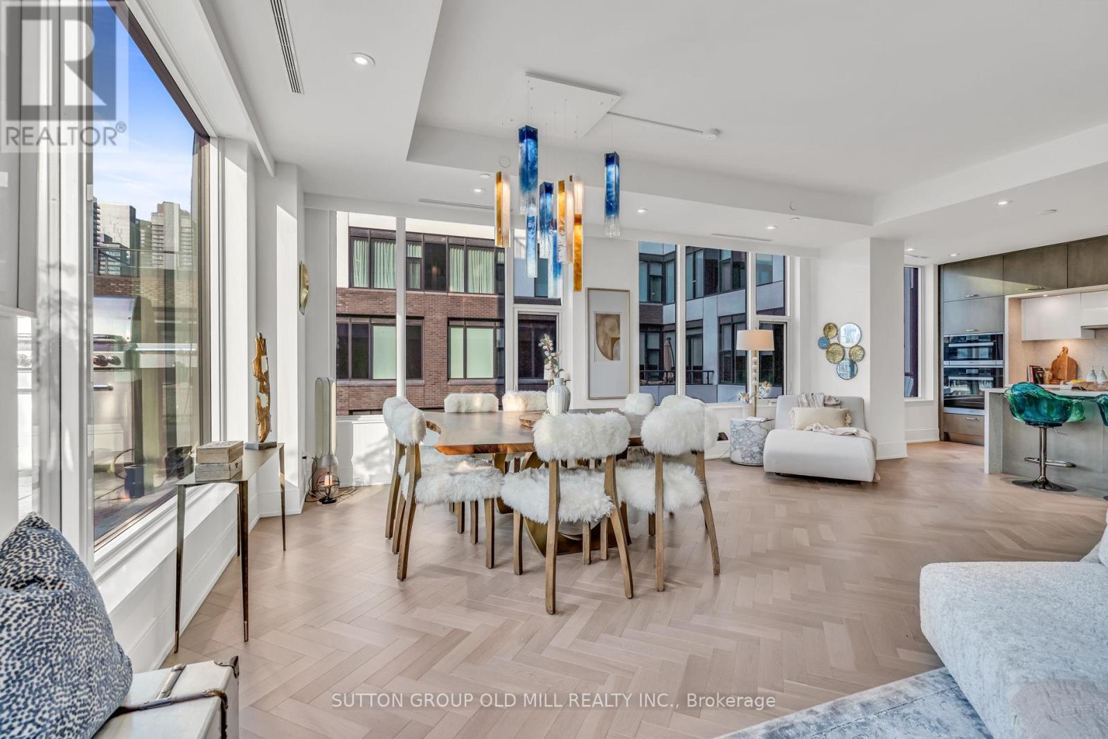 711 - 455 Wellington Street W, Toronto, ON - Indoor