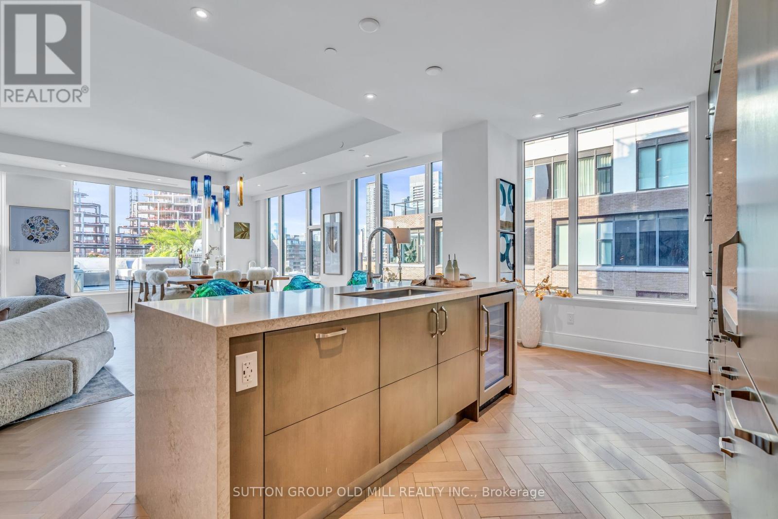 711 - 455 Wellington Street W, Toronto, ON - Indoor Photo Showing Kitchen