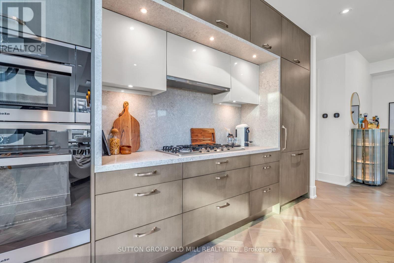 711 - 455 Wellington Street W, Toronto, ON - Indoor Photo Showing Kitchen With Upgraded Kitchen