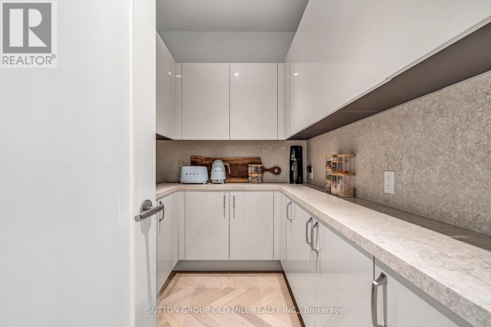 711 - 455 Wellington Street W, Toronto, ON - Indoor Photo Showing Kitchen