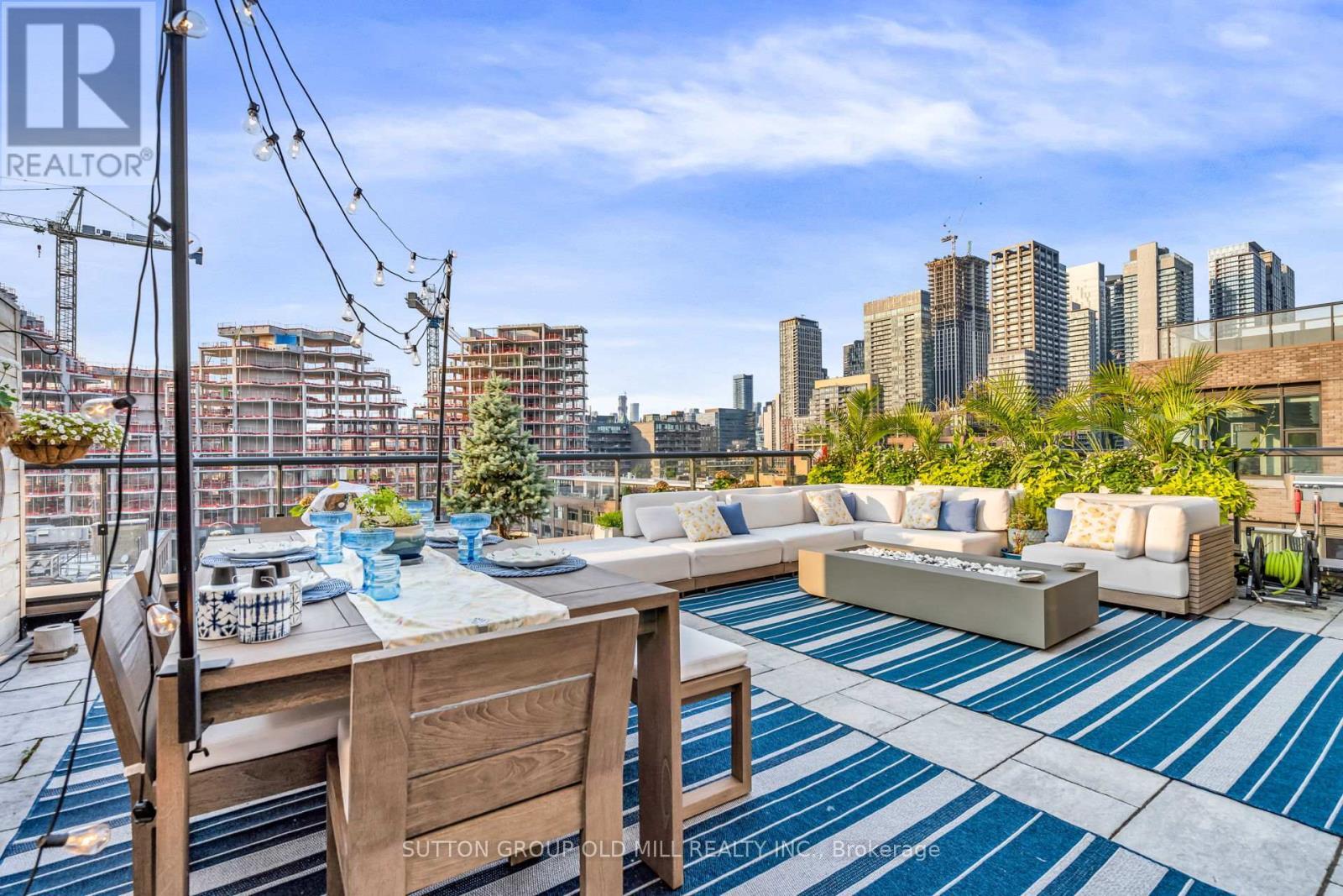 711 - 455 Wellington Street W, Toronto, ON - Outdoor