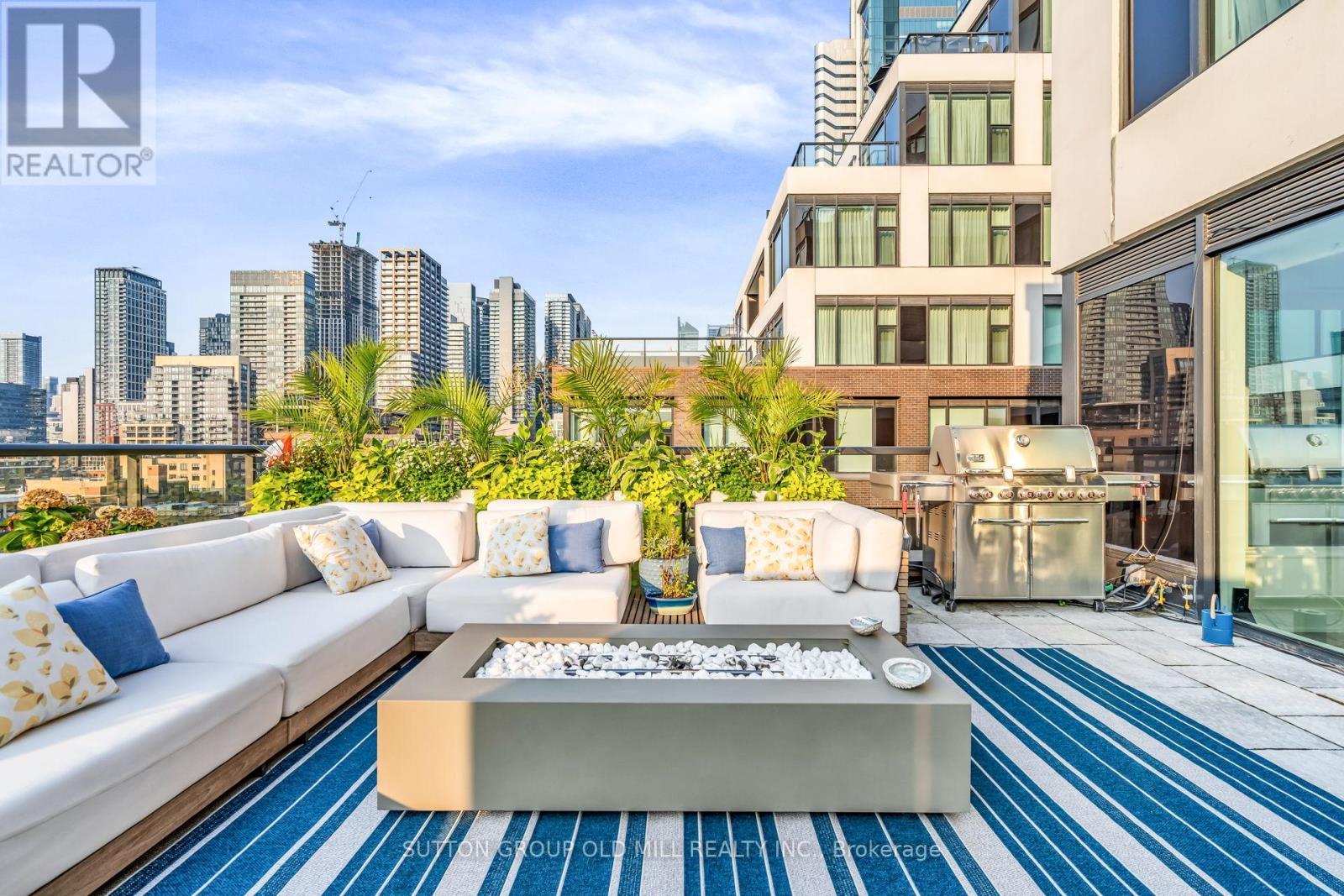 711 - 455 Wellington Street W, Toronto, ON - Outdoor