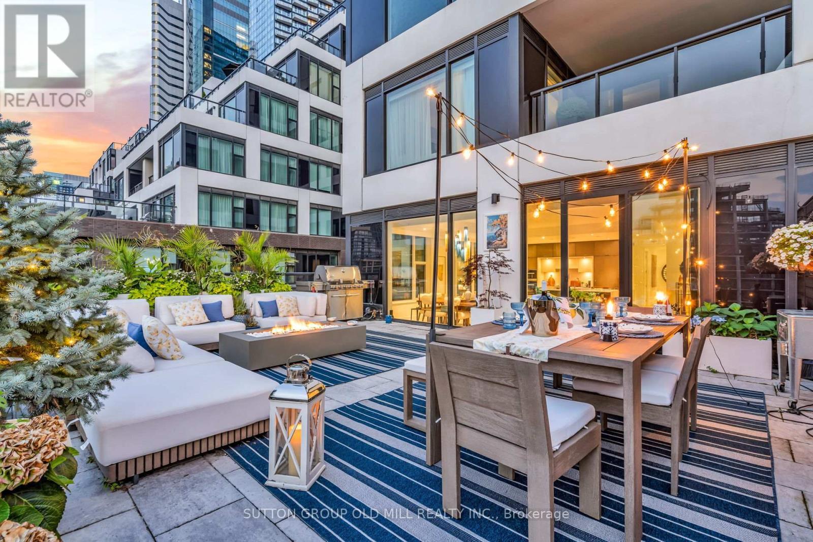 711 - 455 Wellington Street W, Toronto, ON - Outdoor