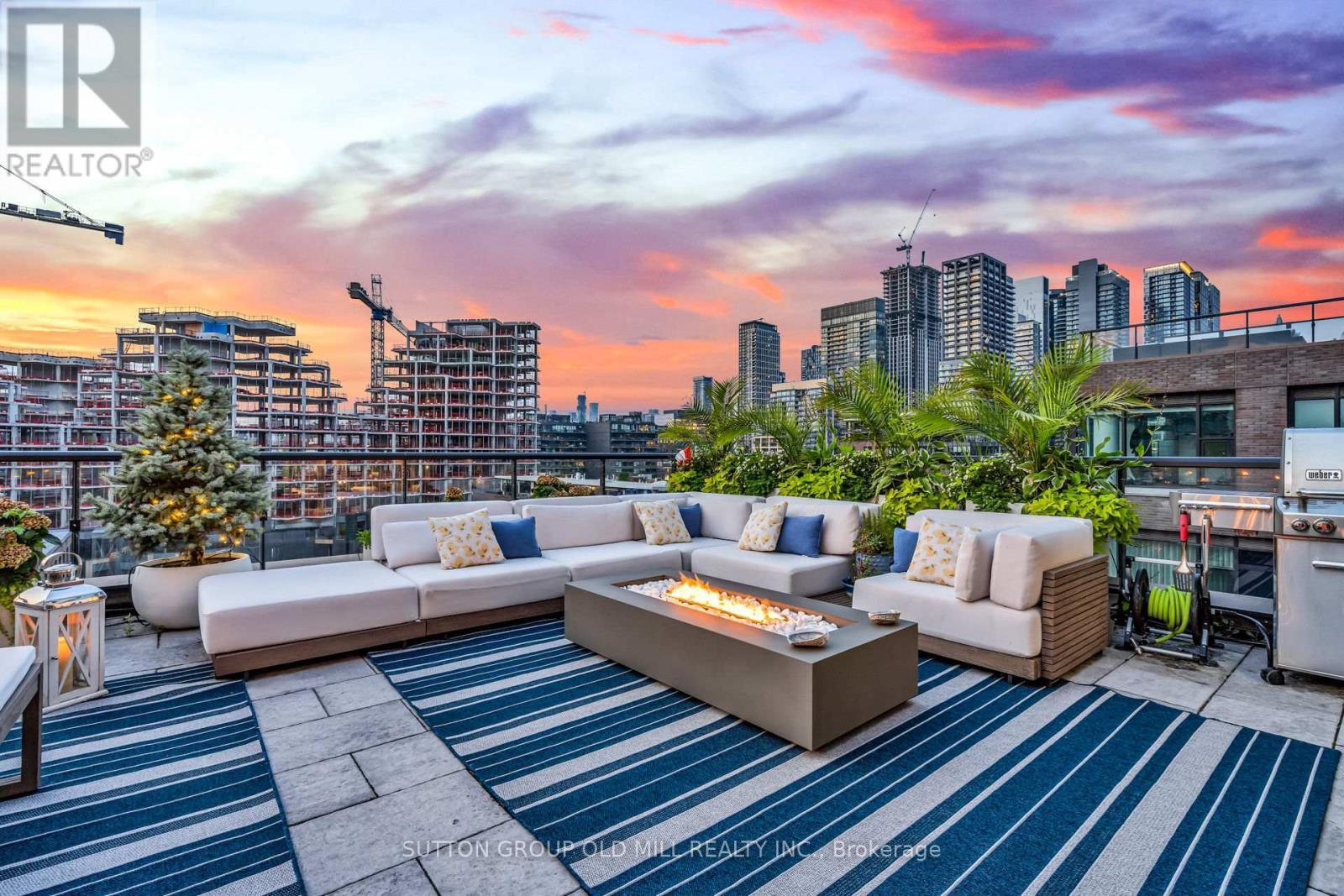 711 - 455 Wellington Street W, Toronto, ON - Outdoor