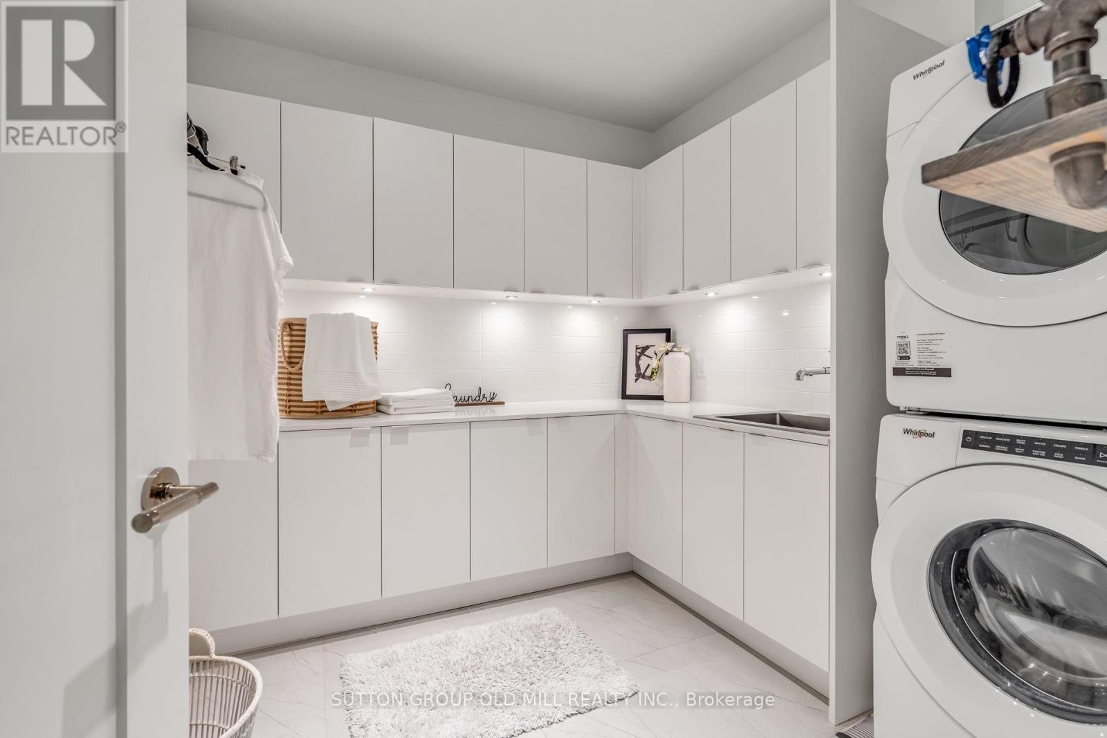 711 - 455 Wellington Street W, Toronto, ON - Indoor Photo Showing Laundry Room