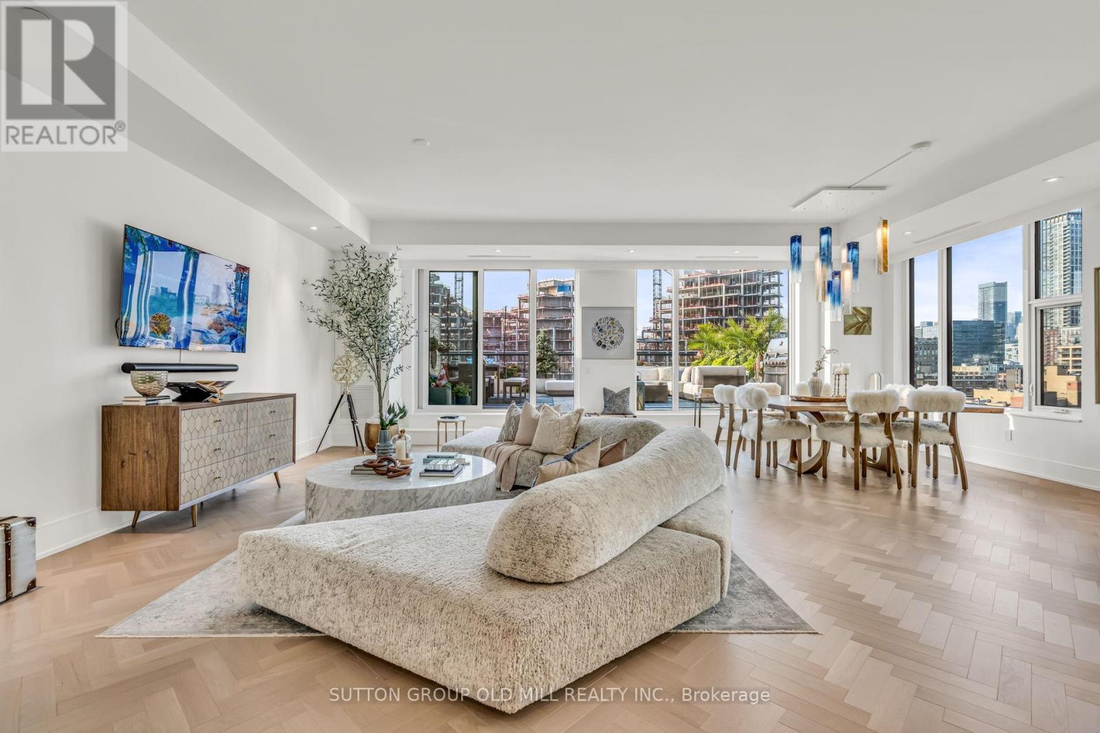711 - 455 Wellington Street W, Toronto, ON - Indoor Photo Showing Living Room