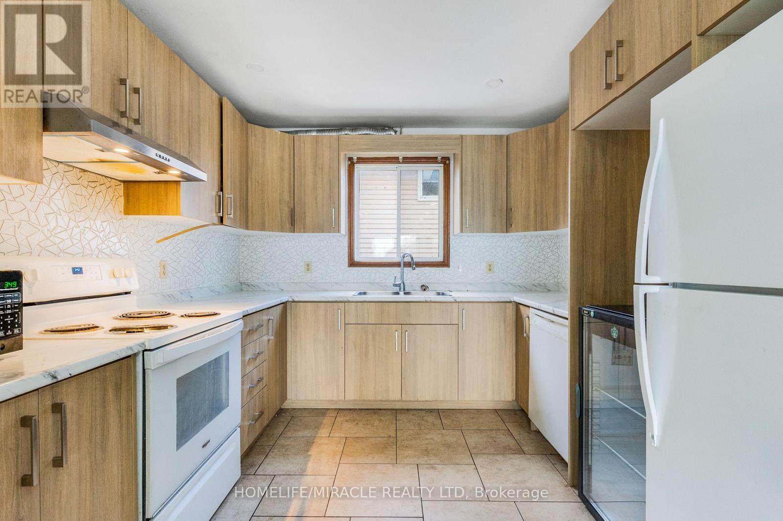 4 Eastwood Drive, Welland, ON - Indoor Photo Showing Kitchen