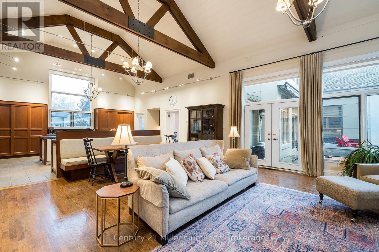 160 Grand Cypress Lane, Blue Mountains, ON - Indoor Photo Showing Living Room