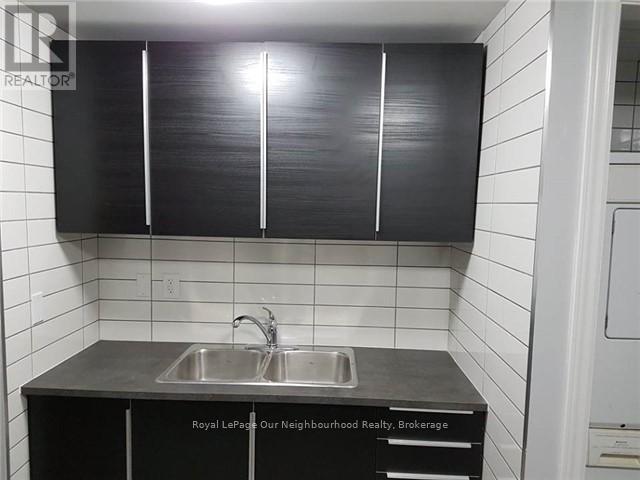 Unit 2 (2Nd Floor) - 290 Eulalie Avenue, Oshawa (Central), ON - Indoor Photo Showing Kitchen With Double Sink