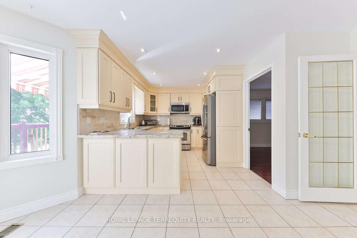 5275 Thornwood Drive, Mississauga, ON - Indoor Photo Showing Kitchen