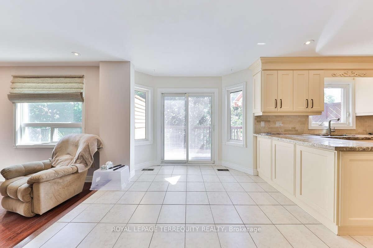 5275 Thornwood Drive, Mississauga, ON - Indoor Photo Showing Kitchen