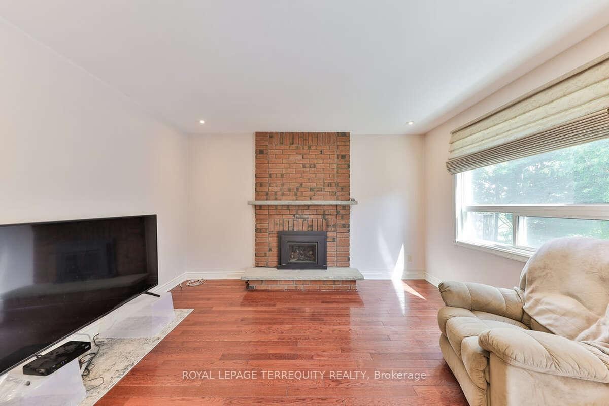 5275 Thornwood Drive, Mississauga, ON - Indoor Photo Showing Living Room With Fireplace