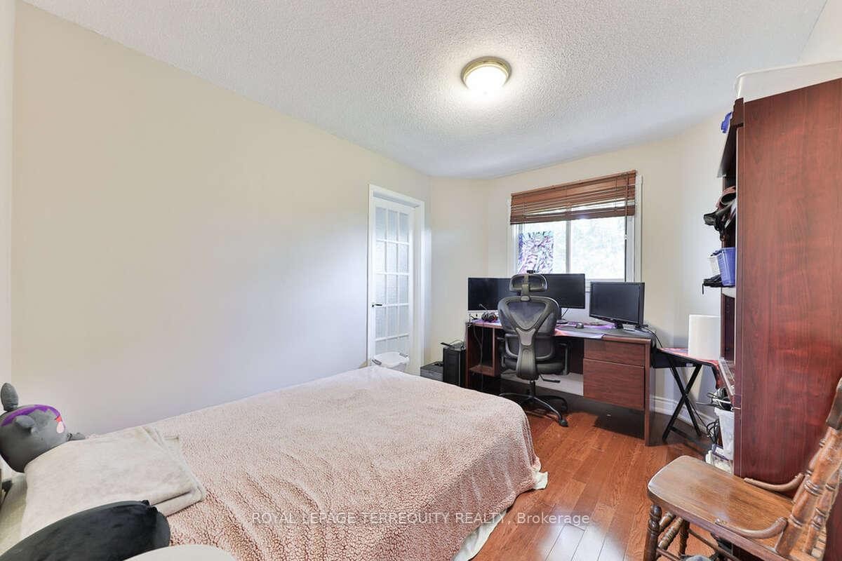 5275 Thornwood Drive, Mississauga, ON - Indoor Photo Showing Bedroom
