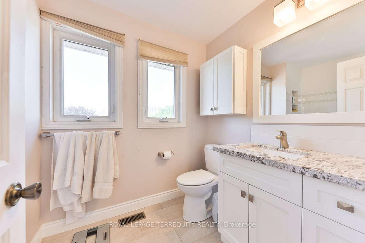 5275 Thornwood Drive, Mississauga, ON - Indoor Photo Showing Bathroom