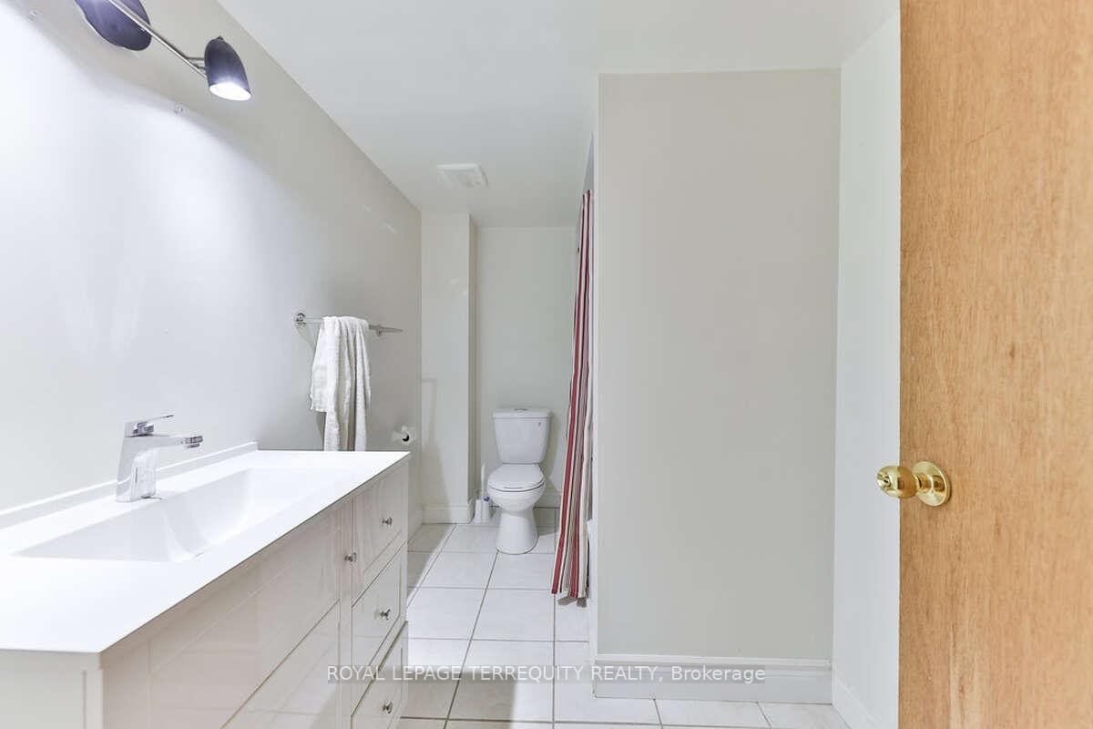 5275 Thornwood Drive, Mississauga, ON - Indoor Photo Showing Bathroom