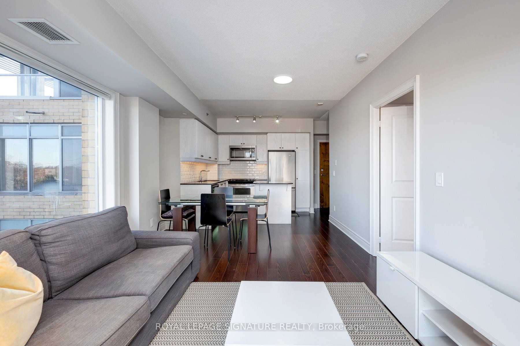 413-701 Sheppard Avenue W, Toronto, ON - Indoor Photo Showing Living Room