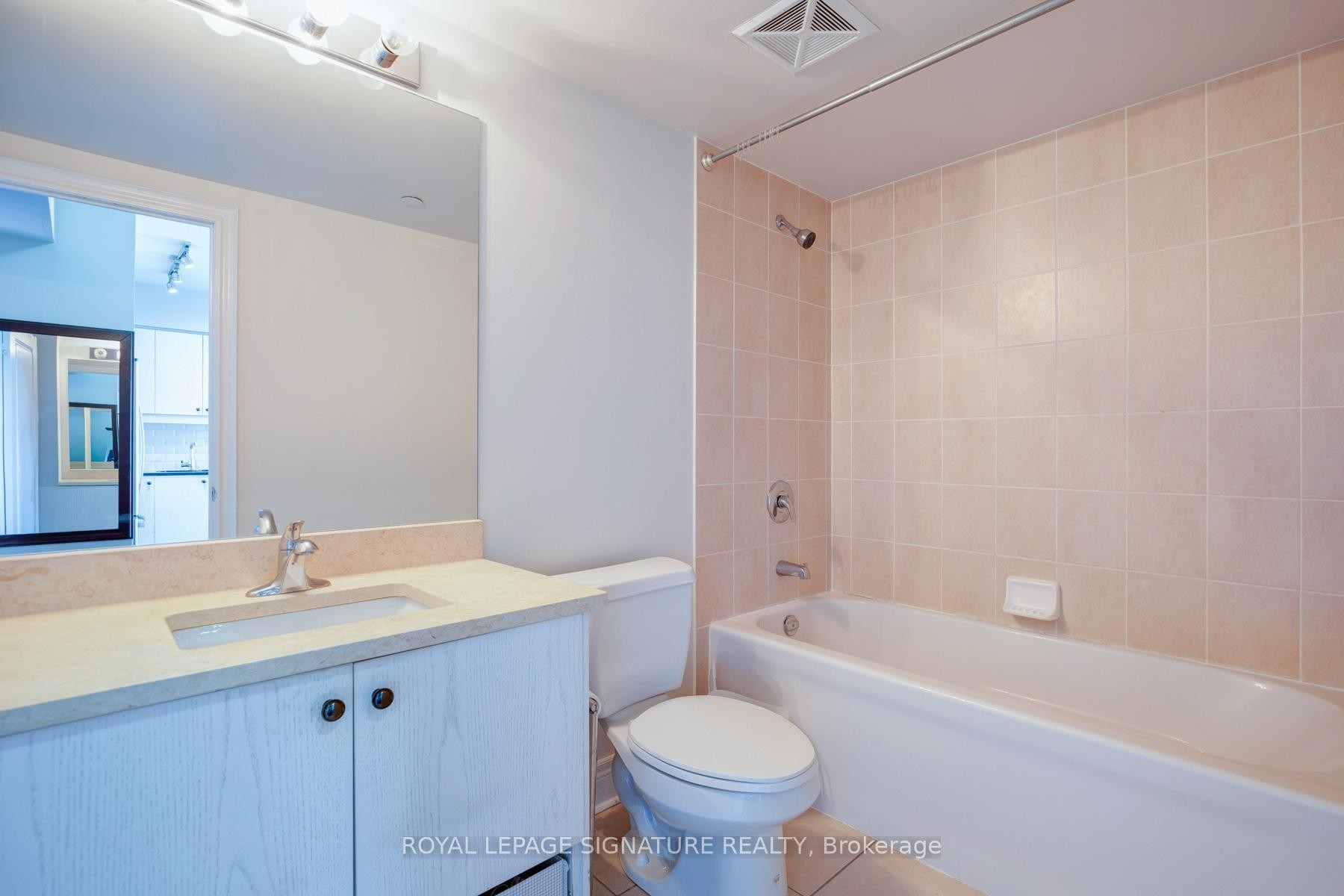 413-701 Sheppard Avenue W, Toronto, ON - Indoor Photo Showing Bathroom