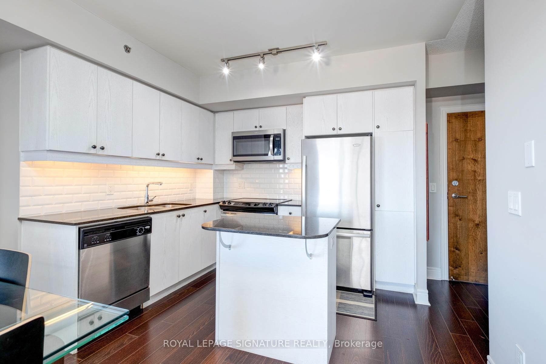 413-701 Sheppard Avenue W, Toronto, ON - Indoor Photo Showing Kitchen