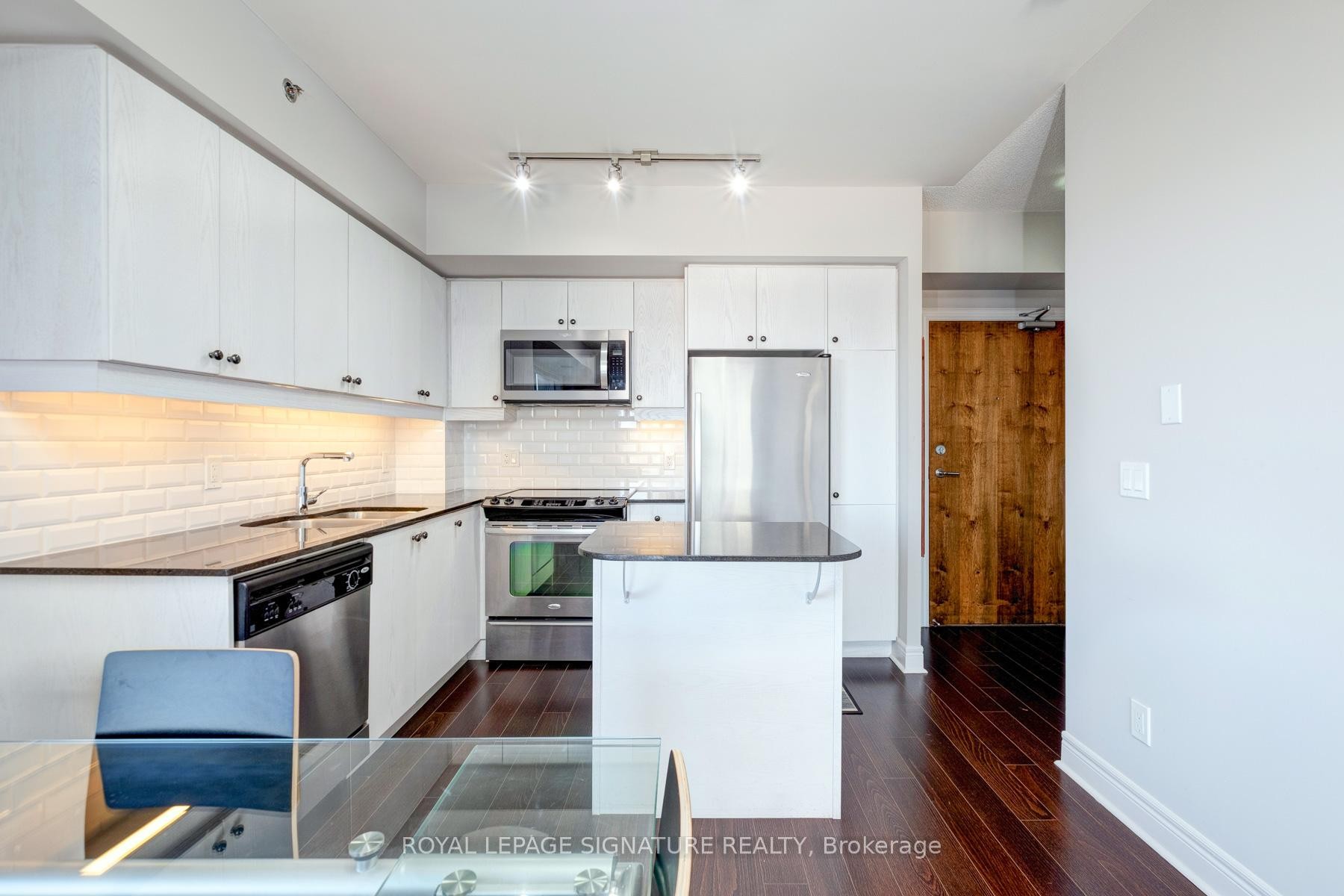 413-701 Sheppard Avenue W, Toronto, ON - Indoor Photo Showing Kitchen With Upgraded Kitchen