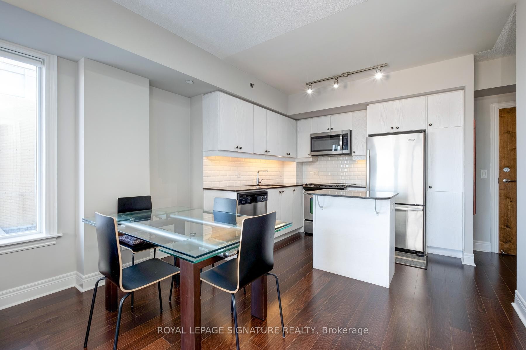 413-701 Sheppard Avenue W, Toronto, ON - Indoor Photo Showing Kitchen With Upgraded Kitchen