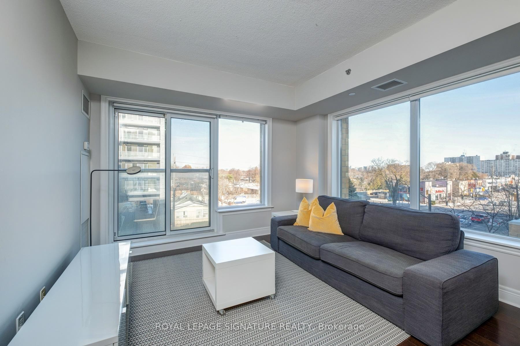 413-701 Sheppard Avenue W, Toronto, ON - Indoor Photo Showing Living Room