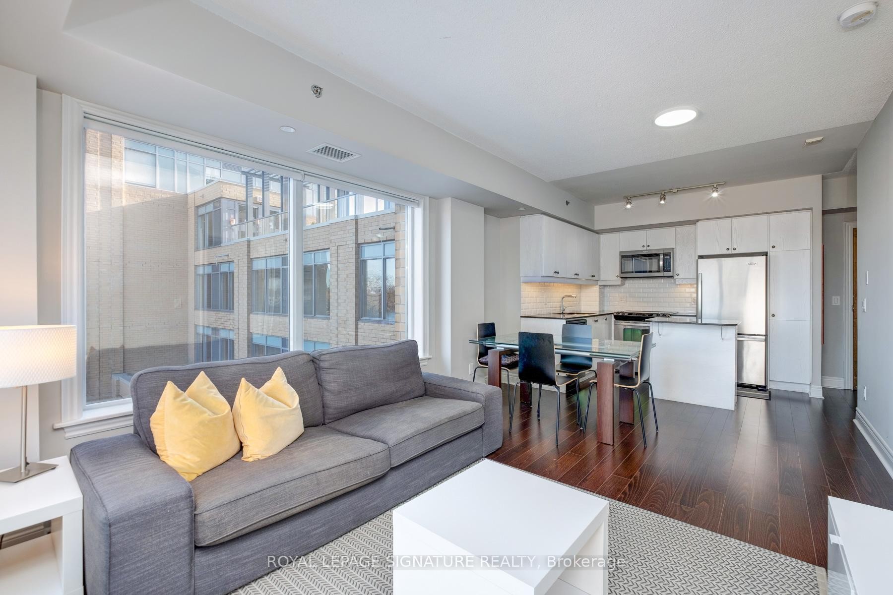 413-701 Sheppard Avenue W, Toronto, ON - Indoor Photo Showing Living Room