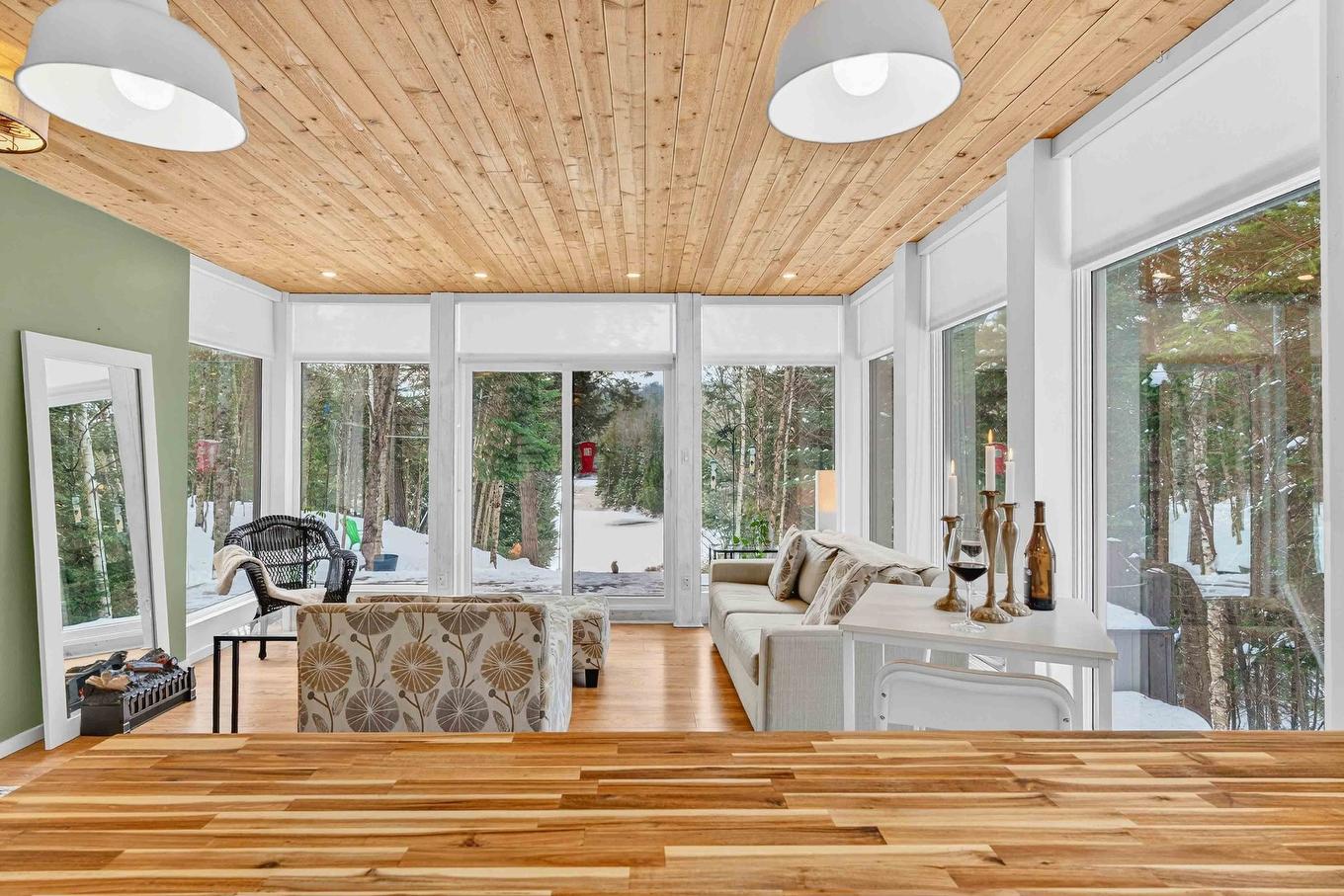 Salon - 11 Ch. Des Idéalistes, La Conception, QC - Indoor