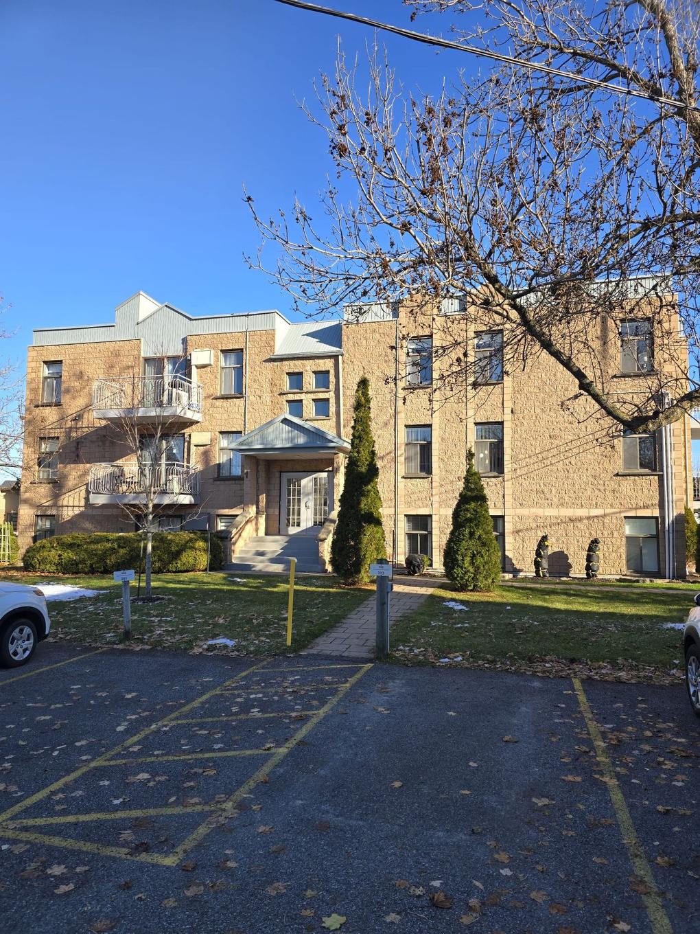 Back facade - 203-692 Mtée Montrougeau, Laval (Fabreville), QC - Outdoor