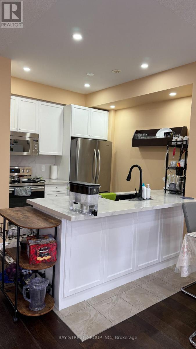 21 - 2435 Greenwich Drive, Oakville, ON - Indoor Photo Showing Kitchen