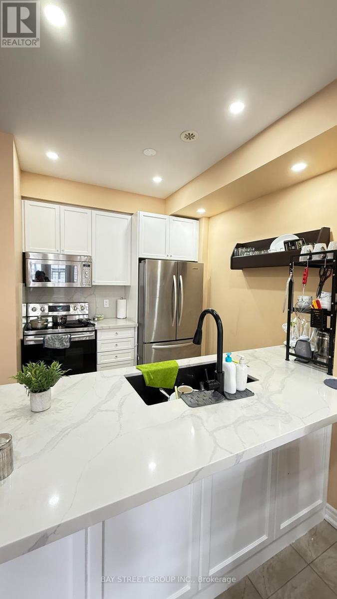 21 - 2435 Greenwich Drive, Oakville, ON - Indoor Photo Showing Kitchen