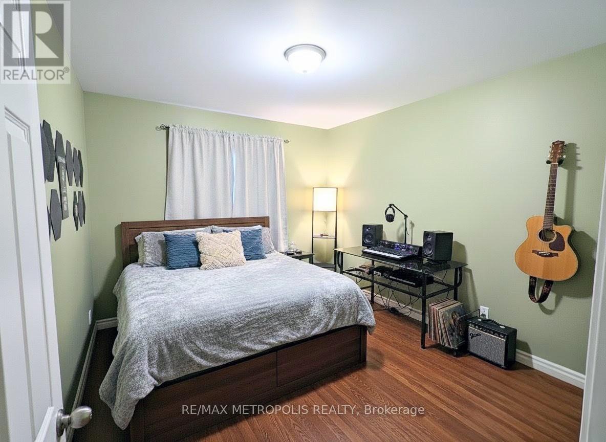 Main - 897 Consort Crescent, Mississauga, ON - Indoor Photo Showing Bedroom