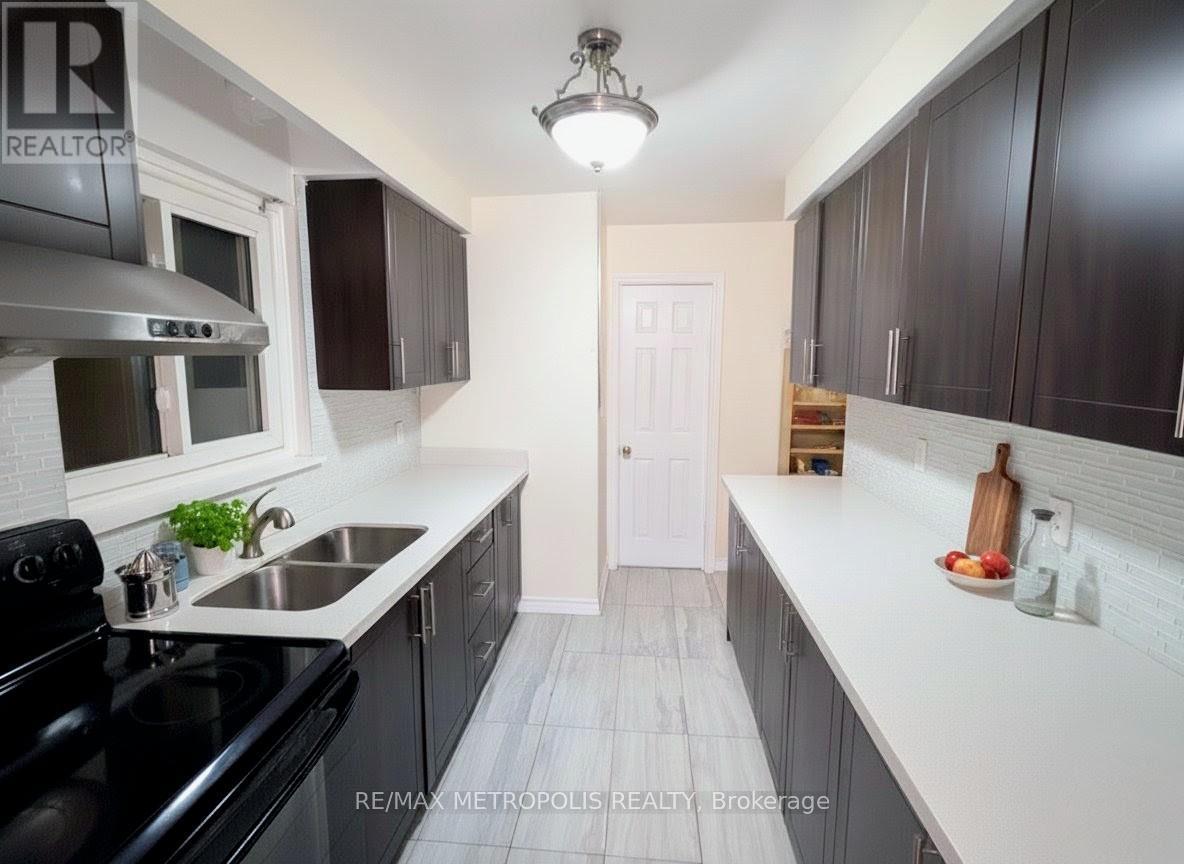 Main - 897 Consort Crescent, Mississauga, ON - Indoor Photo Showing Kitchen With Double Sink