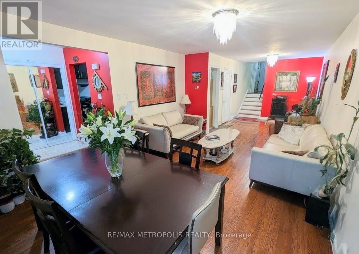 Main - 897 Consort Crescent, Mississauga, ON - Indoor Photo Showing Living Room