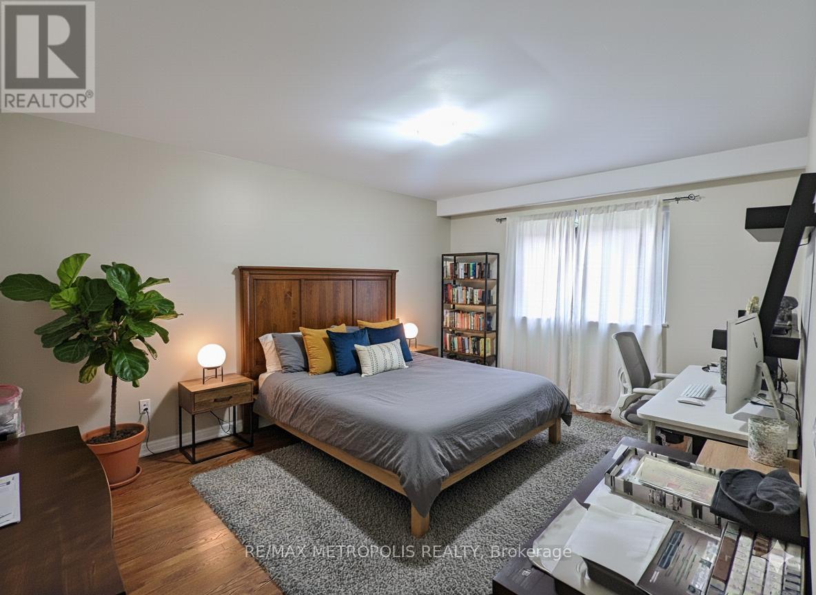 Main - 897 Consort Crescent, Mississauga, ON - Indoor Photo Showing Bedroom