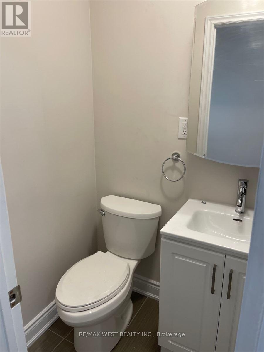 Bsmt - 18 Linkdale Road, Brampton, ON - Indoor Photo Showing Bathroom