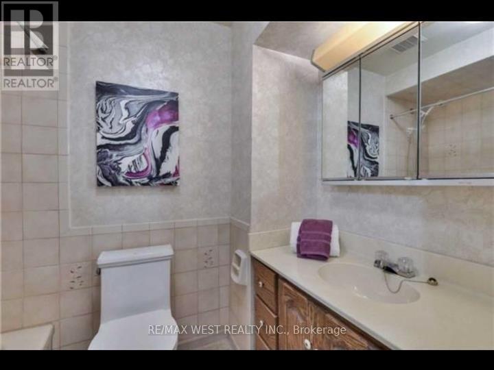 Bsmt - 18 Linkdale Road, Brampton, ON - Indoor Photo Showing Bathroom