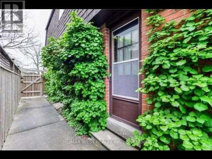 Bsmt - 18 Linkdale Road, Brampton, ON - Outdoor