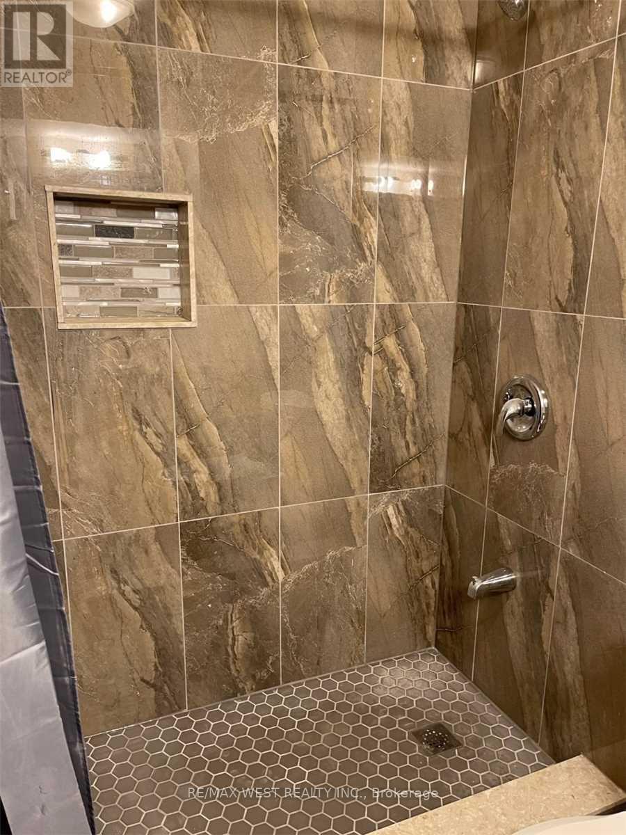 Bsmt - 18 Linkdale Road, Brampton, ON - Indoor Photo Showing Bathroom