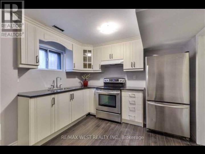 Bsmt - 18 Linkdale Road, Brampton, ON - Indoor Photo Showing Kitchen