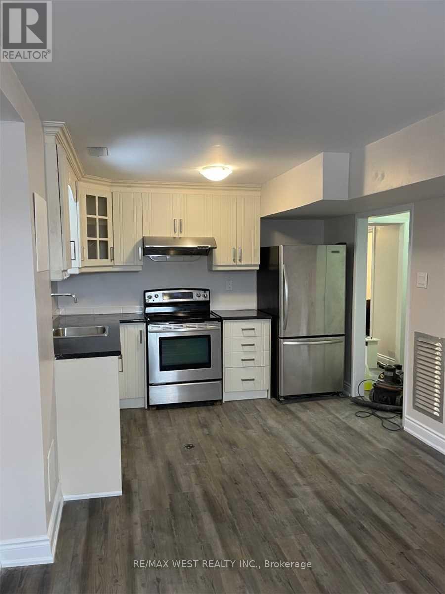 Bsmt - 18 Linkdale Road, Brampton, ON - Indoor Photo Showing Kitchen