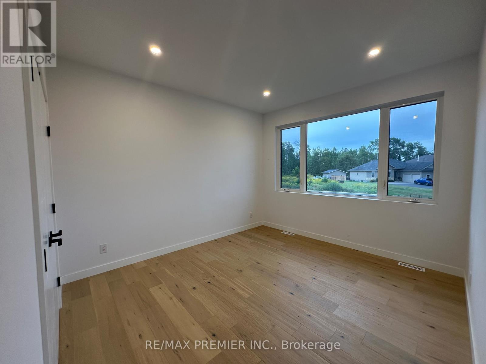 2980 King George'S Park Drive, Thunder Bay, ON - Indoor Photo Showing Other Room