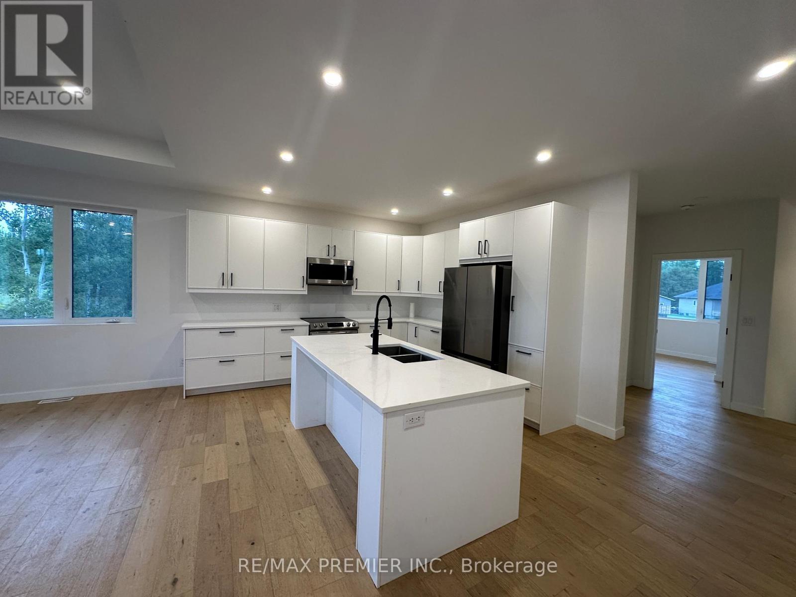 2980 King George'S Park Drive, Thunder Bay, ON - Indoor Photo Showing Kitchen With Double Sink