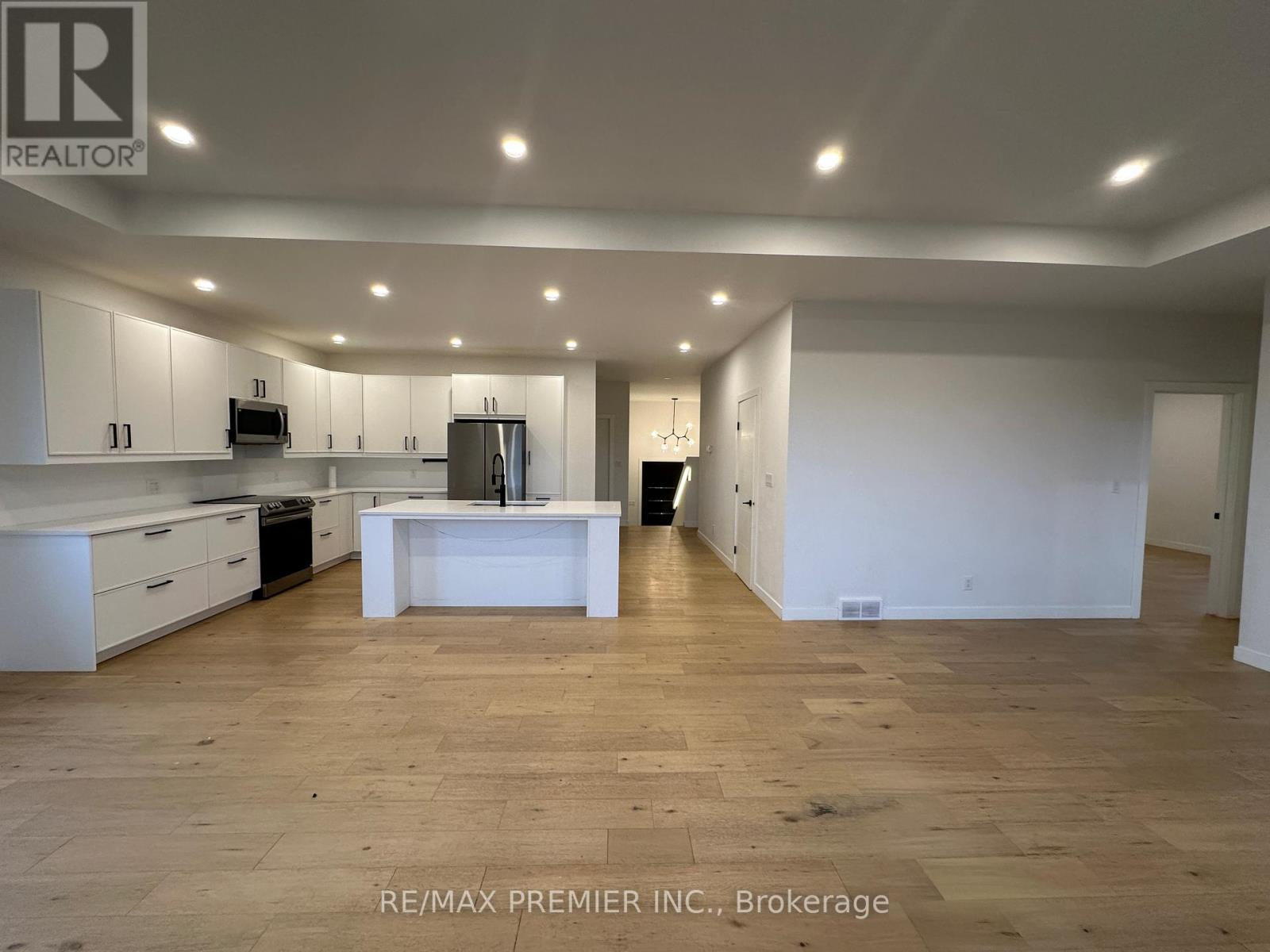 2980 King George'S Park Drive, Thunder Bay, ON - Indoor Photo Showing Kitchen