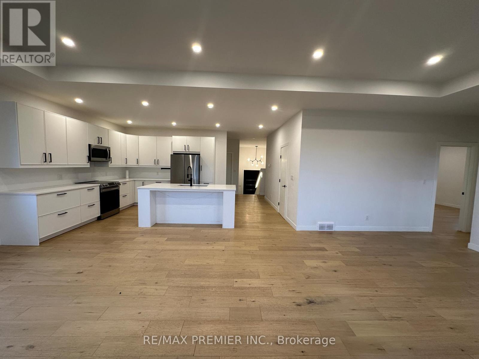 2980 King George'S Park Drive, Thunder Bay, ON - Indoor Photo Showing Kitchen