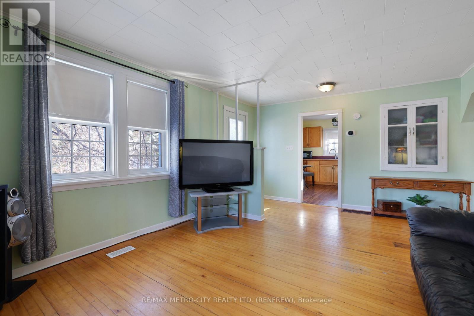 43 Pembroke Street, Whitewater Region, ON - Indoor