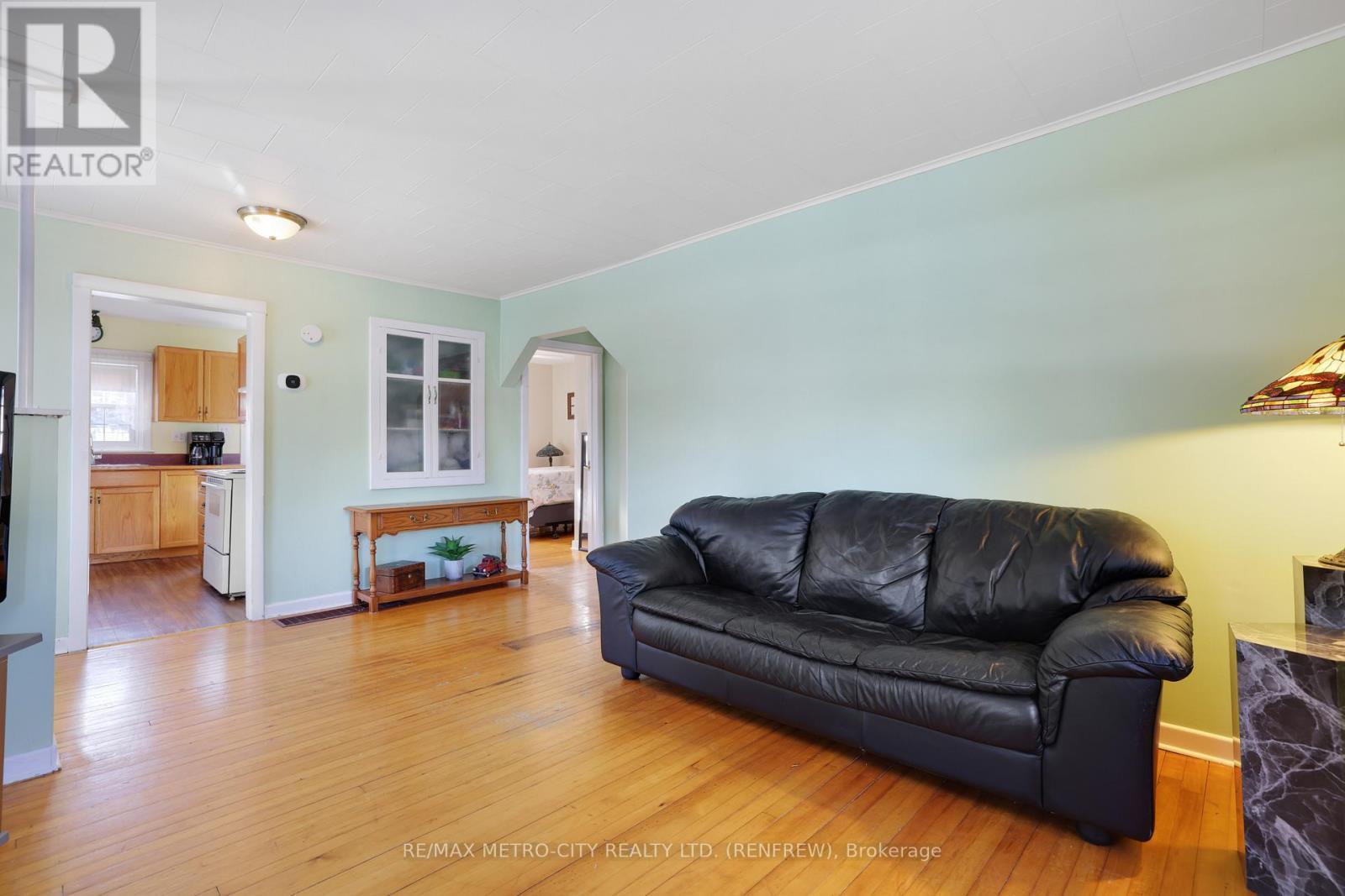43 Pembroke Street, Whitewater Region, ON - Indoor Photo Showing Living Room