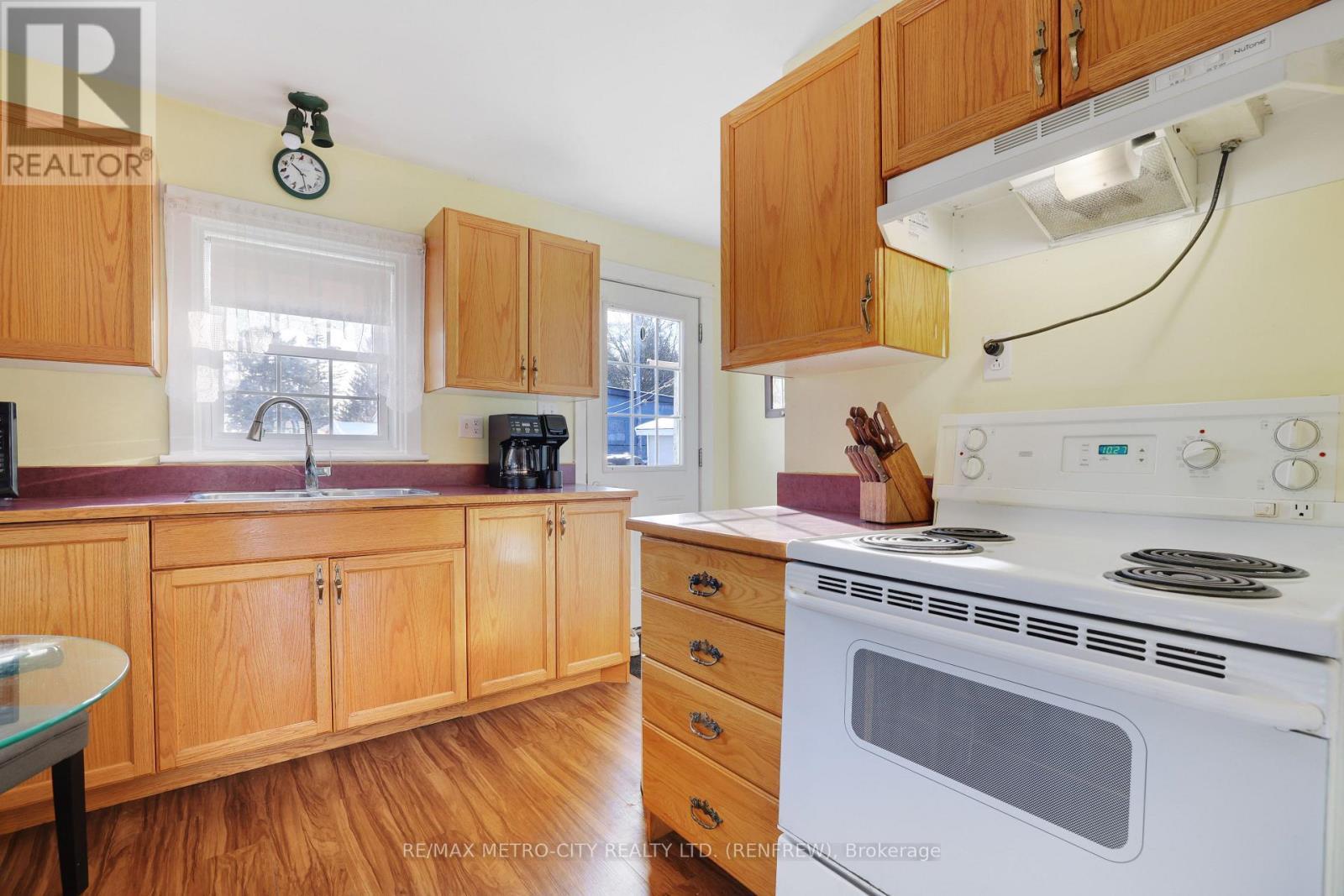 43 Pembroke Street, Whitewater Region, ON - Indoor Photo Showing Kitchen