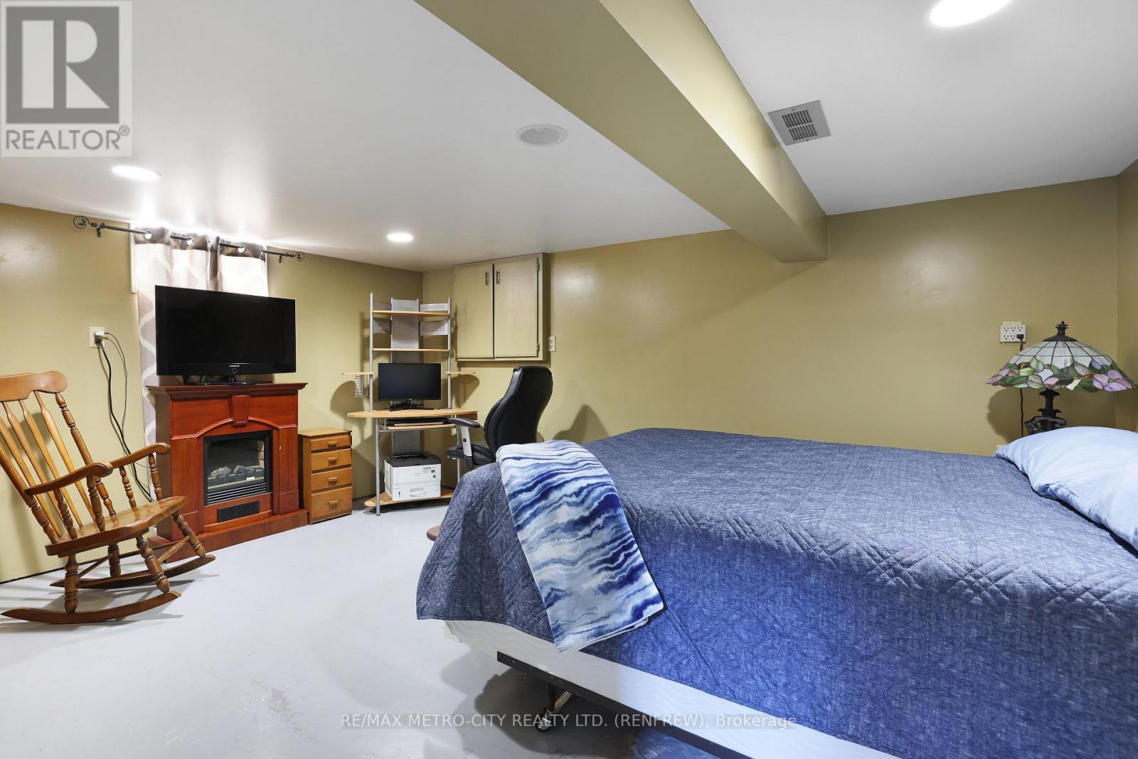 43 Pembroke Street, Whitewater Region, ON - Indoor Photo Showing Bedroom