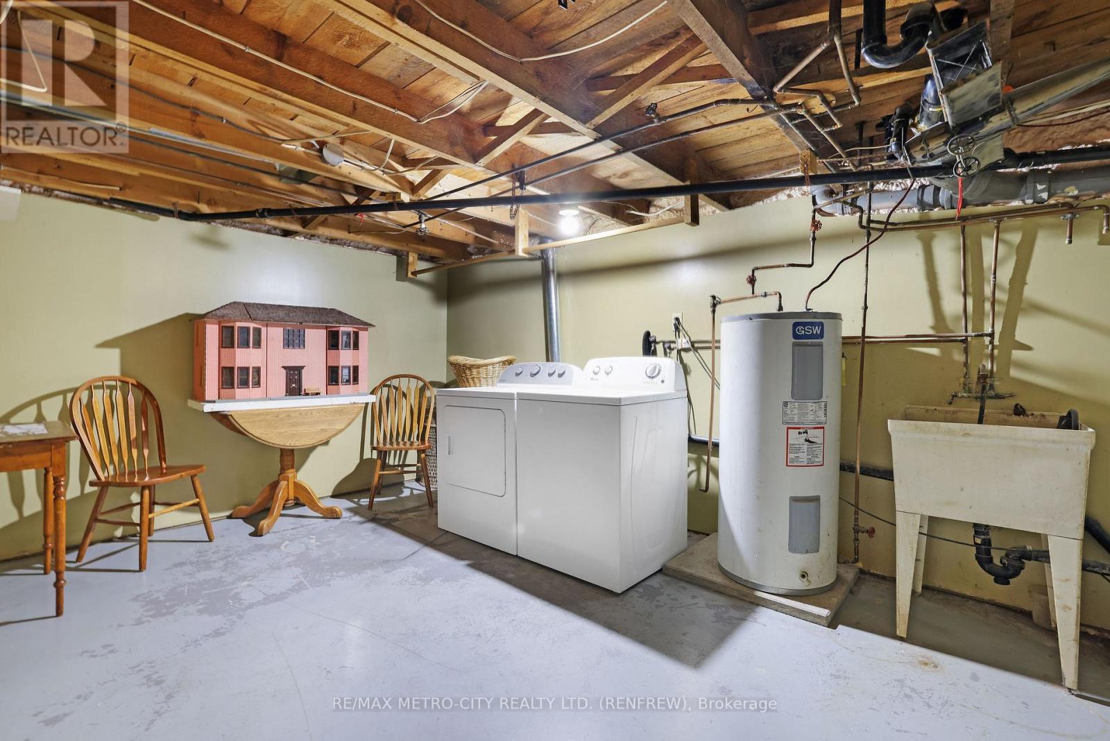 43 Pembroke Street, Whitewater Region, ON - Indoor