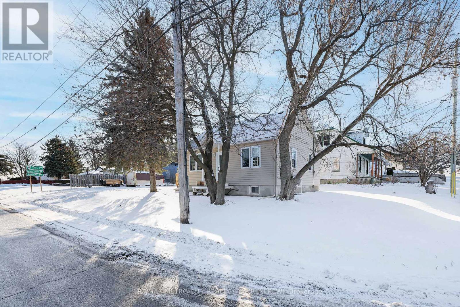 43 Pembroke Street, Whitewater Region, ON - Outdoor